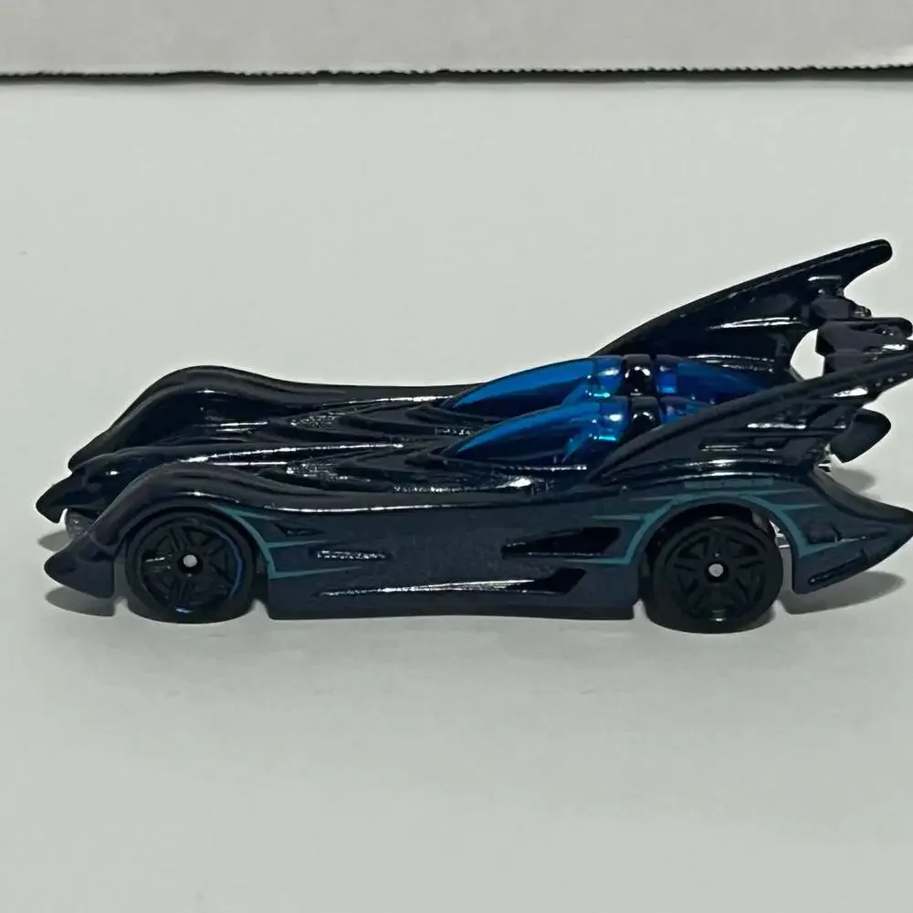 Hot Wheels Batmobile B3540 DC Comics 2004 Diecast Car